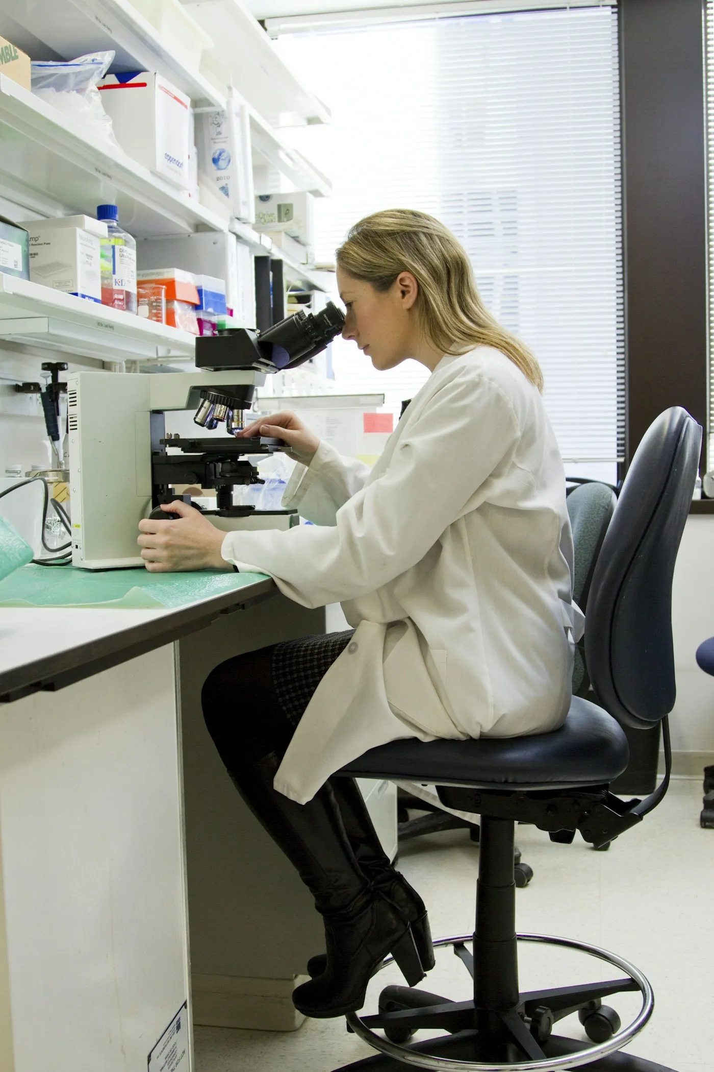 Cientista analisando amostra no microscópio