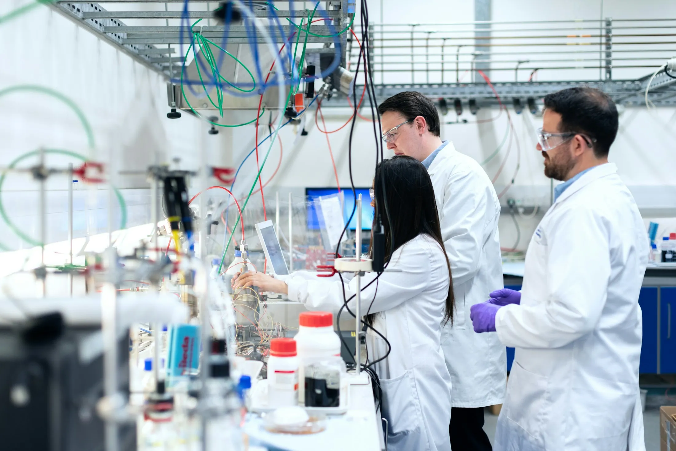 Equipe de cientistas trabalhando em laboratório