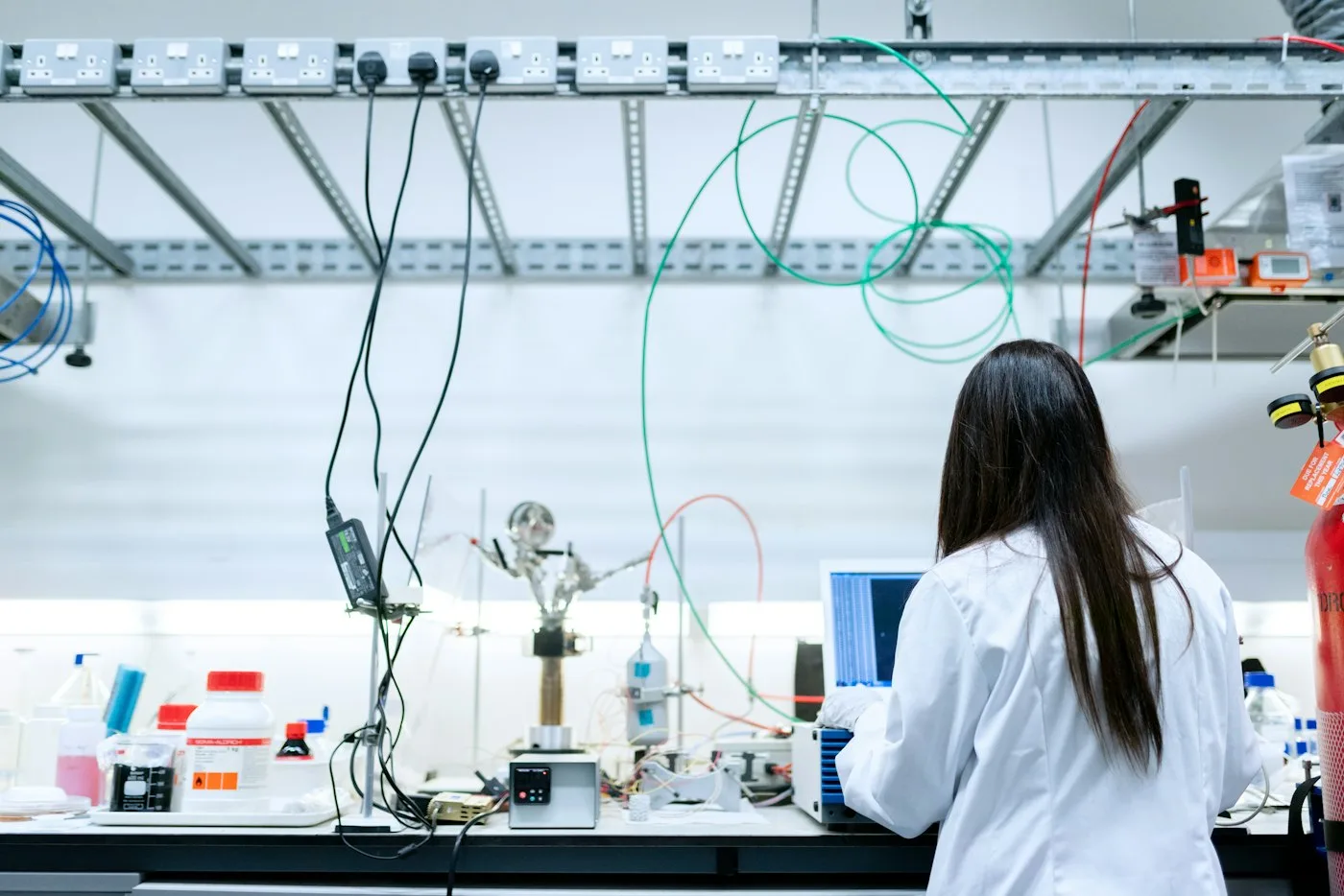 Profissional trabalhando na bancada do laboratório